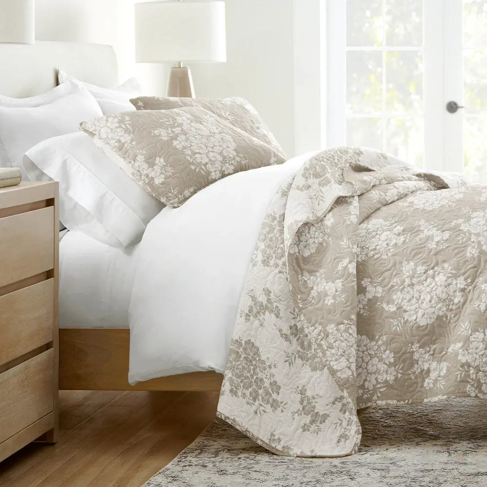 Vintage Floral Reversible Quilted Coverlet Set — 3-Piece Distressed Bouquet Bedding with 2 Pillow Shams